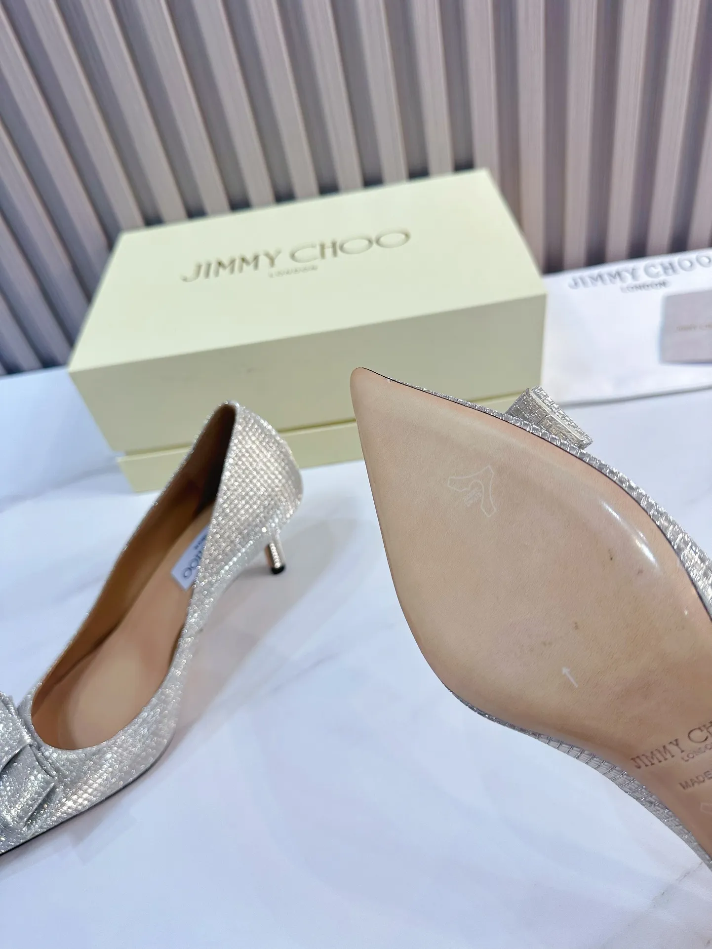 👟👟Ex-factory price 620👟👟 JIMMY CHOO (Jimmy CHOO) 💝💝💝 is a very comprehensive noble fashion lifestyle brand, with a series of women's high-heeled, medium-heeled, flat-heeled sandals with the same straps from major fashion bloggers and celebrities in Hong Kong and the United States.  The Australian pointed toe, round toe and square toe series are simply beautiful. Fall in love with elegance and playful sense of the future. Just by looking at them, you want to own them immediately, but you can really think about a pair of exquisite high heels~~~~~~~~~~~~~~~~~ 💝This series is specially designed for extraordinary and indifferent ladies, thus creating a unique overall effect, Jimmy Choo Design products that inspire women to move forward and show their charm💝💝💝 1⃣️Material: Imported cowhide 2⃣️Inner: Imported Italian lambskin, super soft and delicate 3⃣️Outsole: Imported Italian original original color genuine leather outsole Heel height 6.5 4⃣️Code number: 35 to 39 (34, 40, 41 customized)
